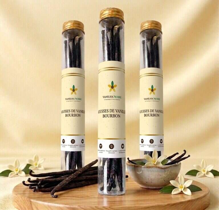 Trois tubes de gousses de vanille Vanilha Noire alignés