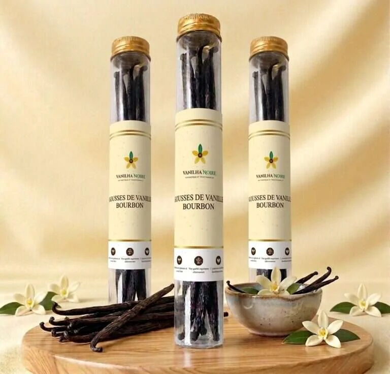 Trois tubes de gousses de vanille Vanilha Noire alignés